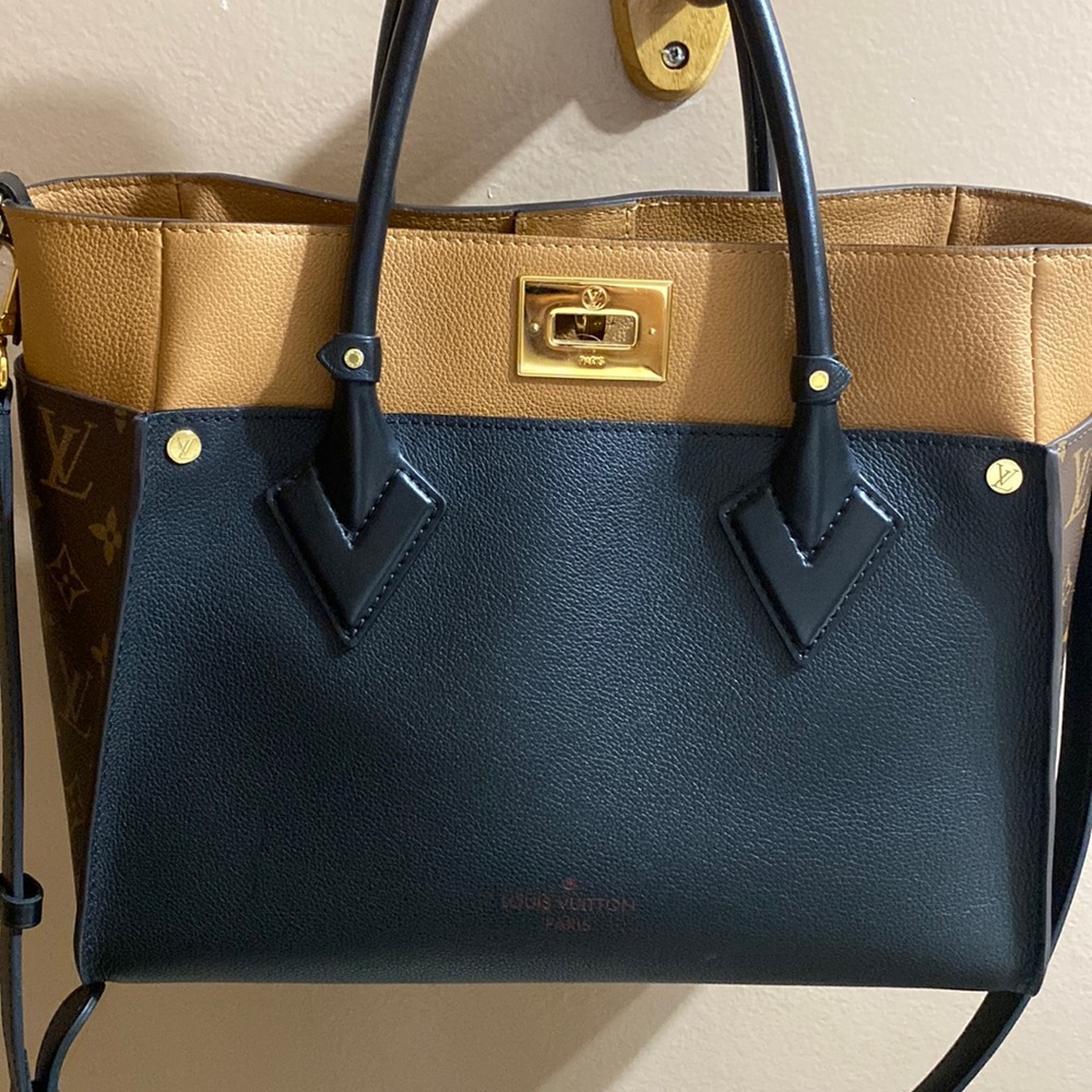 Im selling my Louis Vuitton Purse , Only worn 3 times..